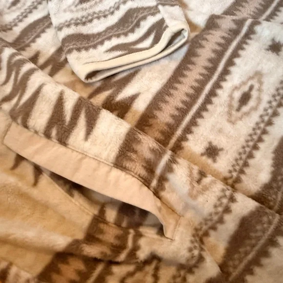 Aztec Pattern Women's Jacket - Cream and Brown - Picture 4 of 5